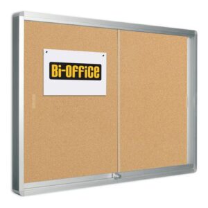 Korková vitrína Bi-Office Exhibit Korková vitrína s oválným hliníkovým rámem vhodná do vnitřního prostředí. <br />Posuvné dveře umístěné na jedné polovině vitríny jsou vyrobeny ze zpevněného skla o tloušťce 5 mm. <br />Vitrína je uzamykatelná. <br />Upevnění materiálu pomocí špendlíků.