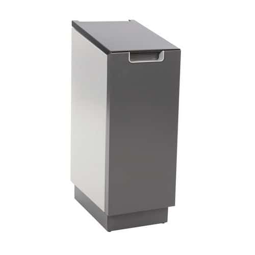 Odpadkový koš Connector Bin Lift šedý Protipožární recyklační modul z vysoce kvalitního hliníku. <br />Šikmé víko zabraňuje odkládání předmětů. <br />Víko se zavírá tiše díky systému Soft Closing. <br />Stabilní dvířka a držák sáčků s kolejnicovým systémem zajišťují ergonomickou výměnu sáčků. <br />Dvě malá kolečka v zadní části slouží také jako distanční prvky. <br />Spojovací koše lze umístit samostatně nebo v sérii tak