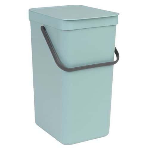 Odpadkový koš Sort&Go 16 l zelený – Brabantia Plastový odpadkový koš s robustní rukojetí a otevíracím víkem. <br />Ideální pro selektivní třídění. <br />Kompaktní a prostorově úsporný koš lze umístit na podlahu v kuchyni