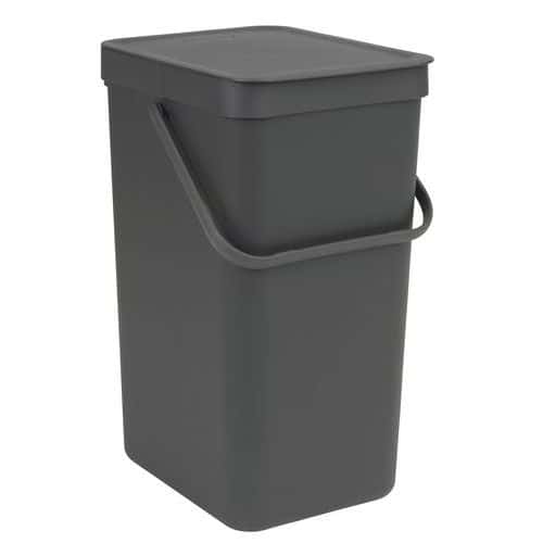 Odpadkový koš Sort&Go 16 l šedý – Brabantia Plastový odpadkový koš s robustní rukojetí a otevíracím víkem. <br />Ideální pro selektivní třídění. <br />Kompaktní a prostorově úsporný koš lze umístit na podlahu v kuchyni