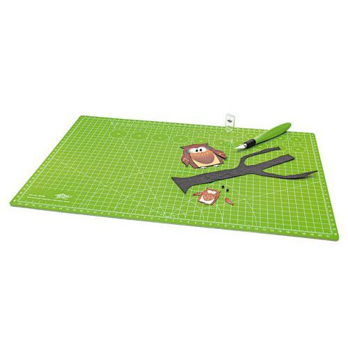 Řezací podložka 450 x 300 Řezací podložka WEDO Comfortline.<br />Robustní řezací podložka je potištěna na obou stranách mřížkou s různými úhly a kruhy.<br />Třívrstvá struktura se speciálním vnitřním jádrem a samouzavíracím povrchem umožňuje přesné řezání beze stop a zachovává ostrost čepele.<br />Také lze používat jako podložku pro psaní.<br />Rozměry: 45 x 30 cm (A3)