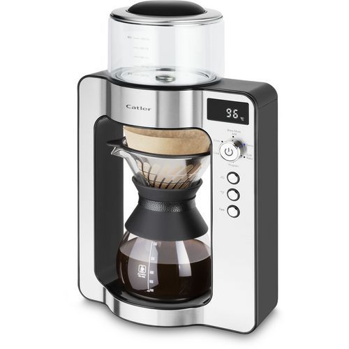 Překapávací kávovar Catler CM 4012 Elegantní a propracovaný kávovar Catler CM 4012 pracuje na bázi překapu.<br />Díky perfektní filtraci dovede přípravu kávy k absolutní dokonalosti.<br />Překapávač nabízí možnost manuálního nastavení teploty vody (od 80 do 98 °C) a rovněž přizpůsobitelnou intenzitu kávy.<br />Ve výbavě kávovaru je i vestavěná váha (+/- 3 g až 1 kg) s funkcí dovažování