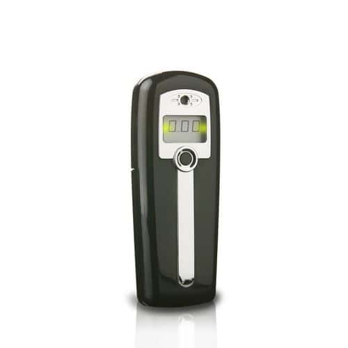 Alkohol tester AL 2500 Digitální alkohol tester pro použití bez náustku.<br />Snadno ovladatelný tester s polovodičovým čidlem a zdokonalenou elektronikou.<br />Kalibrace při běžném používání doporučována po 6 měsících.<br />Rozsah měření od 0