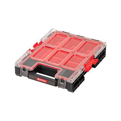 Organizér QBRICK System One M Malý modulární organizér na drobný materiál a součástky lze vzájemně kombinovat se stejnými i dalšími typy organizérů.<br />Vybavený 5 vyjímatelnými přihrádkami.<br />Voděodolné transparentní víko pro rychlý přehled o obsahu organizéru.<br />Organizéry z řady QBRICK System One lze k sobě připevnit a vytvořit sestavu.