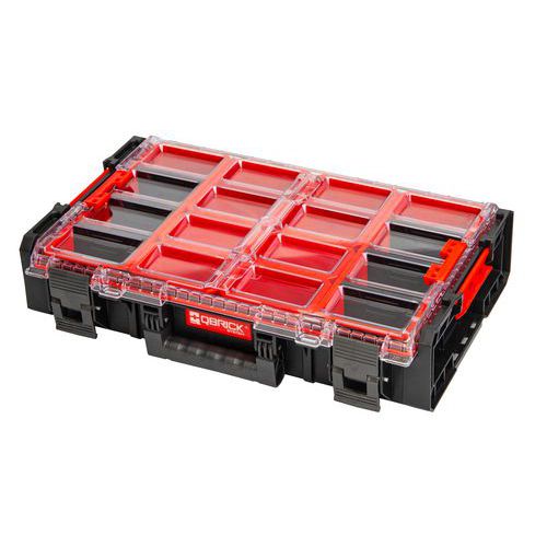 Organizér QBRICK System One XL Kufr na součástky a drobný materiál vybavený přihrádkami.<br />Obsahuje 8 vyjímatelných přihrádek a 6 přestavitelných děličů pro optimální rozložení uvnitř kufru.<br />Transparentní víko umožňuje rychlý přehled o obsahu organizéru.<br />Organizéry z řady QBRICK System One lze k sobě připevnit a vytvořit sestavu.