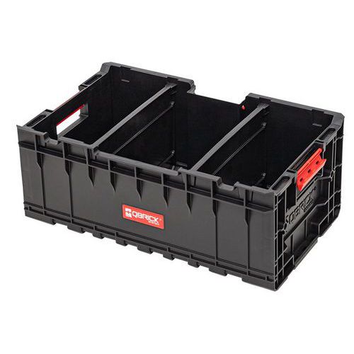 Box na nářadí QBRICK One Box Plus Univerzální přepravní box slouží jako příslušenství ke kufrům na nářadí z řady QBRICK System One.<br />Vhodný pro přepravu rozměrnějších předmětů a materiálů.<br />Vybavený dvěma nastavitelnými přepážkami pro optimální rozvržení prostoru.<br />Box lze připevnit ke kufrům na nářadí a vytvořit tak víceprvkové sady.<br />Rukojeti pro jednoduché uchopení a přenesení.<br />Box je bez víka.