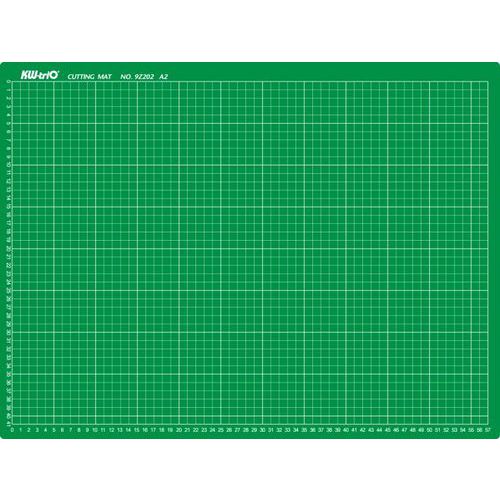 Řezací podložka KW-Trio A2 Řezací podložka pro formát A2. Rozměry 45×60 cm. Slouží jako pevný podklad pro řezání odlamovacím nebo rotačním nožem. Podložka o tloušťce 3 mm je vyrobena ze tří vrstev materiálu