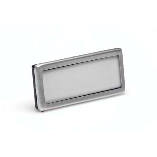 Jmenovka ALU 65 Jmenovka s okénkem o rozměru 65×26 mm. Vnitřní rozměr 62×18 mm. Kombinace hliník / černý plast. Část jmenovky určená k popisu je chráněna čirým tuhým plastem. Možnost uchycení na oděv pomocí špendlíku nebo kovových úchytek.