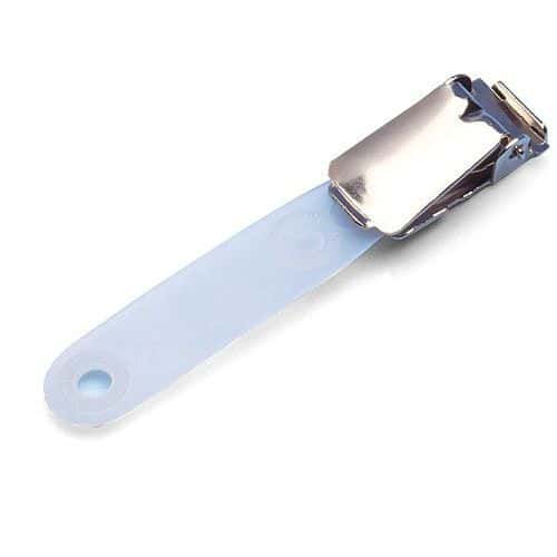 Klips evropský Kovový klips pro uchycení visačky s předděrovaným oválným otvorem. Mléčná plastová šle otočná o 180°.