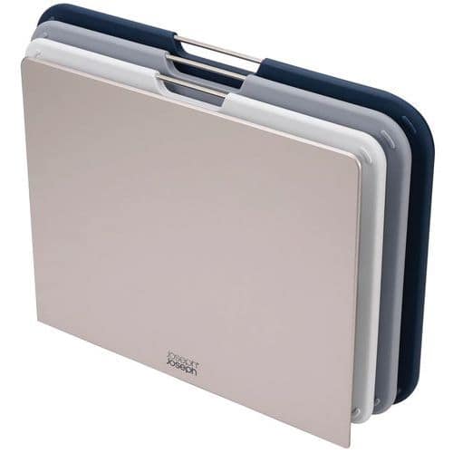 Prkénka na krájení Nest Chop Large 3x – šedá Sada 3 prkének na krájení 30x23cm se stojanem <br />Tato sada prkének na krájení je dodávána v atraktivním stojanu <br />Prkénka a stojan mají protiskluzovou základnu a nerezovou rukojeť pro snadné sejmutí ze stojanu.
