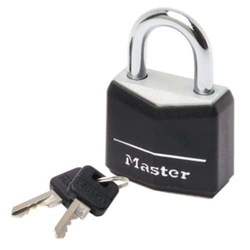 Visací zámek Master Lock z pevného hliníku 40mm Visací zámky pro všeobecnou ochranu z pevného hliníku s černým vinylovým krytím.<br />Šířka 40 nebo 50 mm.<br />Hliníkové tělo zámků s potahem odolné proti poškození a korozi.<br />Třmen z oceli o O6 mm odolný proti přeřezání.<br />Vložka s 4 stavítky.<br />Bezpečnostní třída Master Lock™ 5.