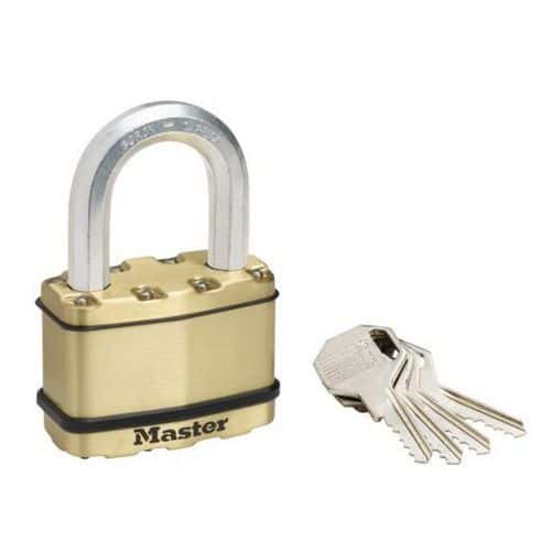 Mosazný visací zámek Master Lock Excell 45mm výška třmenu 38mm Visací zámek o šířce 45 mm s tělem z vrstvené oceli.<br />Mosazná úprava pro vyšší odolnost a spolehlivost.<br />Třmen z bor-karbidu s osmiúhelníkovým profilem pro maximální ochranu proti přeřezání.<br />Dvojitá západka odolná proti vypáčení.<br />Vložka se 4 stavítky.<br />Bezpečnostní třída Master Lock™ 8.
