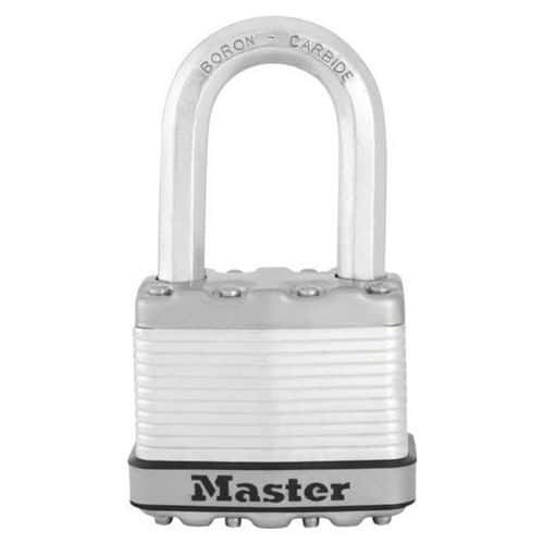 Titanový visací zámek Master Lock Excell 50mm výška třmenu 38mm Visací zámek o šířce 50 mm s tělem z vrstvené oceli zpevněný titanem pro vyšší odolnost a spolehlivost.<br />Třmen z bor-karbidu s osmiúhelníkovým profilem pro maximální ochranu proti přeřezání.<br />Dvojitá západka odolná proti vypáčení.<br />Vložka se 4 stavítky.<br />Bezpečnostní třída Master Lock™ 9.