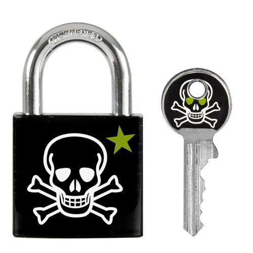Visací zámek Master Lock z pevného hliníku 30mm Visací zámek pro všeobecnou ochranu z pevného hliníku o šířce 30 mm.<br />Hliníkové tělo zámku s potahem odolné proti poškození a korozi. <br />Třmen z oceli o průměru 5 mm odolný proti přeřezání.<br />Dostupné ve 4 možných variantách s různými potisky.<br />Černá barva s motivem "Skull".<br />Bezpečnostní třída Master Lock™ 4.