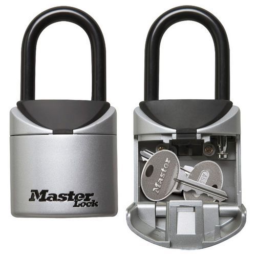 Bezpečnostní mini schránka Master Lock s okem Malá přenosná bezpečnostní schránka s okem v mini provedení.<br />Vybavena kovovým tělem o šířce 70 mm pro její dlouhou životnost.<br />Úložný prostor schránky pojme jeden až dva klíče.<br />Přenosný design nabízí odnímatelnou instalaci.<br />Nastavte si vlastní 3-místnou kombinaci pro bezklíčové pohodlí a zvýšení bezpečnosti.<br />Flexibilní kryt číselníku chrání kombinované ciferníky před počasím a špínou a nabízí větší diskrétnost.<br />Vinylový potah zabraňuje poškrábání.<br />Přestaňte skrývat své klíče pod rohožkou nebo pod květináčem.<br />Výběr aplikace Access® je perfektním řešením pro sdílení klíčů.<br />Chcete-li zvýšit zabezpečení