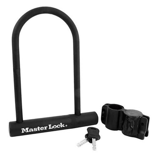 Zámek na kolo Master Lock 200mm Tělo zámku je vyrobené z tvrzené oceli odolné vůči povětrnostním vlivům.<br />Jeho třmen je z kalené oceli s osmiúhelníkovým profilem o průměru 12 mm.<br />Vinylový potah třmenu zabraňuje poškrábání laku.<br />Zámek obsahuje diskovou cylindrickou vložku odolnou proti vyhmatání a dvojitou západku odolnou proti vypáčení.<br />Navíc krytka klíčové dírky zabraňuje vniknutí nečistot.<br />Rozměry 12 x 200 x 100 mm.<br />Bezpečnostní třída Master Lock™ 5.