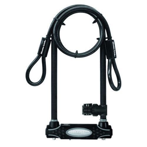 Zámek na kolo Master Lock Tělo zámku a třmen o průměru 16 mm z tvrzené oceli odolné proti povětrnostním vlivům.<br />Vinylový potah třmenu zabraňuje poškrábání laku.<br />Zámek obsahuje diskovou cylindrickou vložku odolnou proti vyhmatání a dvojitou západku odolnou proti vypáčení.<br />Navíc zámek obsahuje 1 200 mm dlouhé ocelové lanko o průměru 10 mm pro dodatečnou ochranu.<br />Krytka klíčové dírky zabraňuje vniknutí nečistot.<br />Bezpečnostní třída Master Lock™ 10.