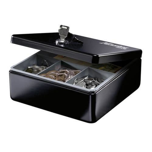 Víceúčelový pokladní uzamykatelný box Master Lock Uzamykatelný pokladní box se používá pro uložení hotovosti nebo klíčů.<br />Box má pevnou ocelovou konstrukci.<br />Je zde vyjímatelný tác s přihrádkami pro mince a bankovky