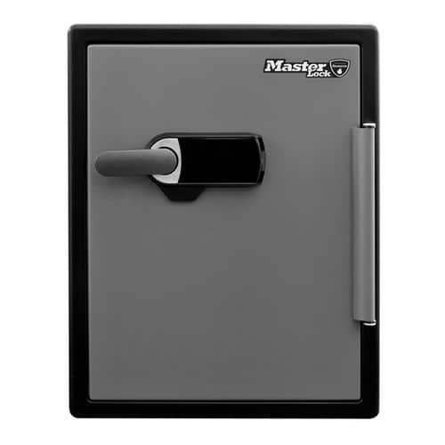 Trezor Master Lock odolný vodě a ohni Trezor z masivní ocelové konstrukce.<br />Odolný vůči vodě (24 hod) a ohni (větší než 60 min).<br />6 ocelových západek o průměru 25 mm a skryté panty zabraňující vypáčení.<br />Zvukový alarm při neoprávněné manipulaci.<br />Nastavitelný digitální kombinační zámek.<br />Vestavěná schránka ve dveřích