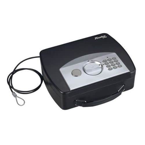 Uzamykatelný cestovní box na cennosti Master Lock Uzamykatelný cestovní box na cennosti.<br />Odolná ocelová konstrukce.<br />2 nastavitelné digitální kombinace s nulovacím klíčem.<br />2 klíče pro zadávání různých kódů.<br />Integrované ocelové lanko o průměru 5mm v délce 880 mm pro uchycení k pevnému bodu.<br />Praktické držadlo.<br />Napájení 4x alkalické AA baterie (nejsou součástí balení).