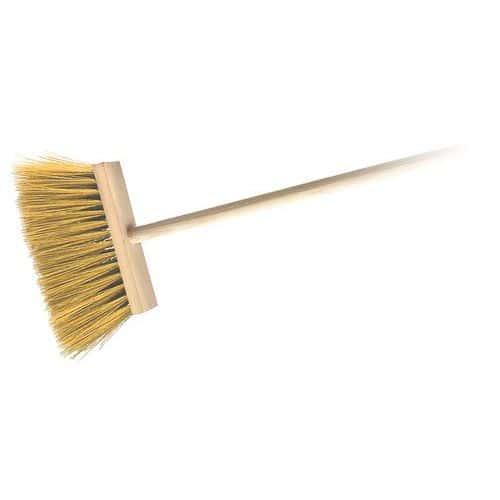 Dřevěný smeták s tyčí
