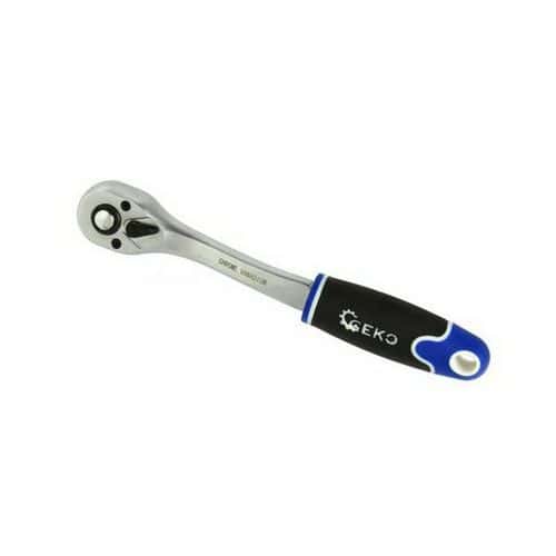 Ráčna prohnutá 3/8" GEKO Ráčna o velikosti 3/8“ s 72 zuby prezentuje nejhojněji využívaný typ nářadí v dílně a garáži.<br />S ohnutým mechanismem.<br />Konstrukce z chromované vanadové legované oceli zajišťuje dlouhou životnost a vysokou životnost. <br />Malý ráčnový zdvih usnadňuje práci v těžko dostupných místech. <br />Ergonomická rukojeť z dvoukomponentního protiskluzového plastu zajišťuje pohodlí a bezpečnost při práci. <br />Spínač směru doleva / doprava.<br />Tlačítko uvolnění uzávěru víčka.