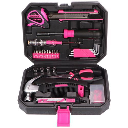 Sada nářadí HOME PINK 66 SIXTOL Díky kompaktní velikosti lze sadu brát i na cesty<br />Obsahuje nejpoužívanější nářadí<br />Nářadí je uloženo ve stylovém černo-růžovém kufříku<br />1x ulamovací nůž<br />1x svinovací metr 3 m<br />1x držák bitů<br />1x elektrická zkoušečka<br />5x imbusový klíč<br />10x bity<br />4x nástavce<br />1x kleště prodloužené 150 mm<br />1x drápové kladivo<br />10x náhradní břity do nože<br />30x drobné příslušenství<br />1x plastový kufr<br />Materiál nářadí: uhlíková ocel s pochromováním<br />Materiál kufru: plast<br />Počet kusů v sadě: 66<br />Rozměry kufru: 24